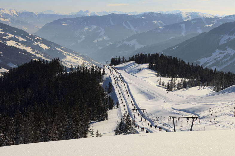 Wyciąg na słonecznym stoku narciarskim w Saalbach (Alpy)